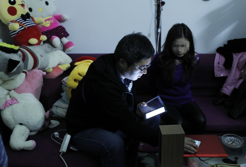  直播色情表演敛财！这妇唱夫随二人被拘了