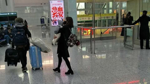 网曝陈妍希现身合肥 手中抱着宝宝似乎变瘦了