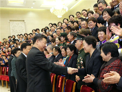 习近平：希望大家注重家庭、家教、家风