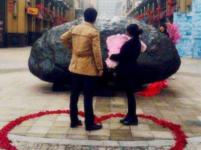 小伙买33吨陨石求婚 专家：陨石可能是假的