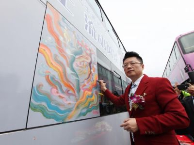 深圳再增一批纯电动双层“艺术巴士” 