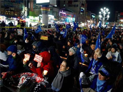 韩星州民众与警方对峙 阻拦“萨德”施工用车入场