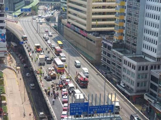 香港中环发生8车追尾相撞交通意外 至少5人受伤