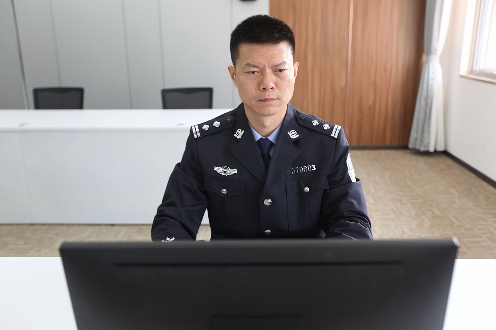 男,1979年2月出生,2012年从部队转业后入警,现为深圳市公安局警卫支队