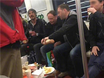 外国人带桌子酒杯在地铁吃喝，上海地铁：应教育批评
