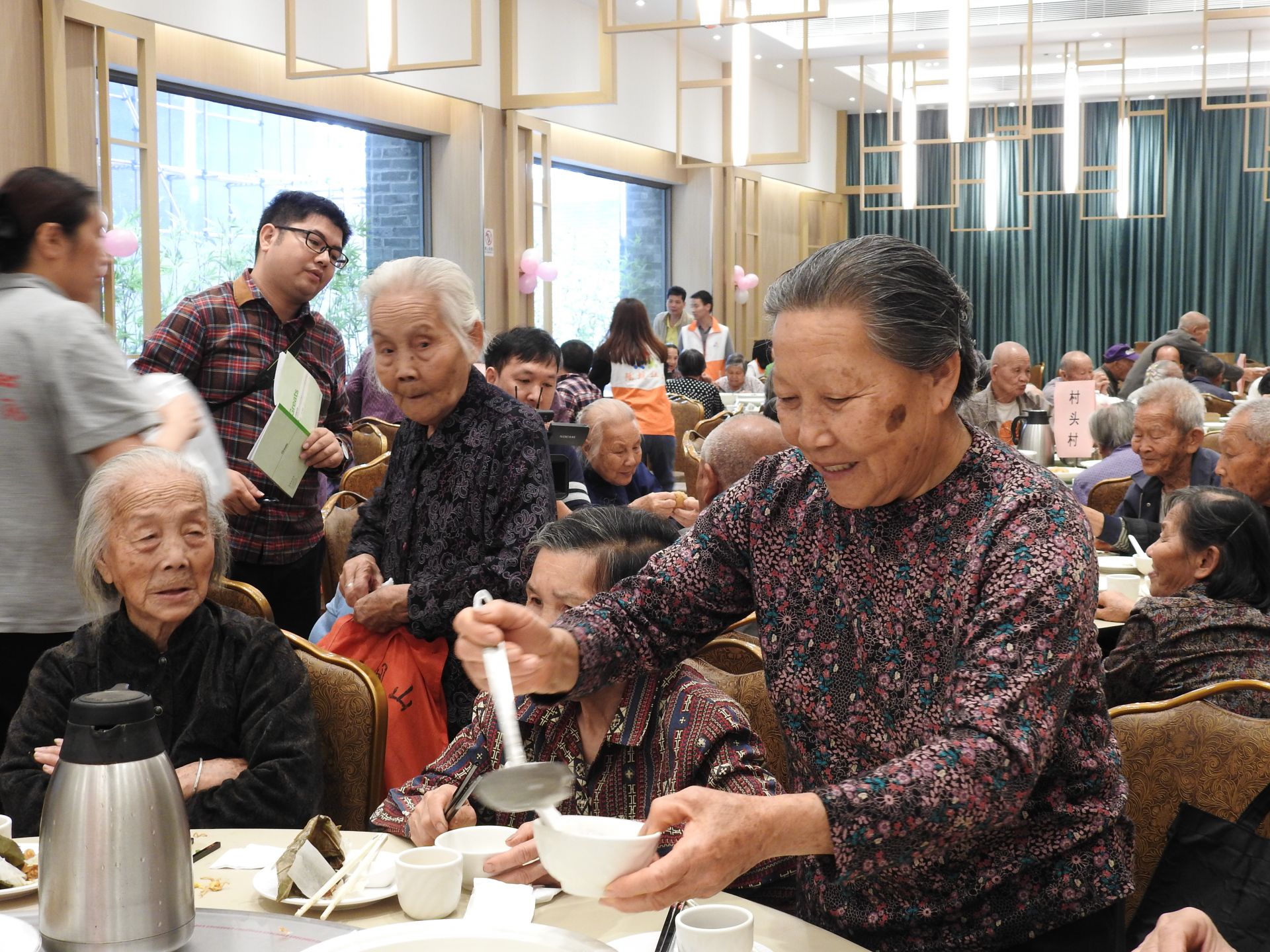 4月26日上午8时多,由爱心人士吴诚杰伉俪赞助,东莞市横沥镇隔坑社区