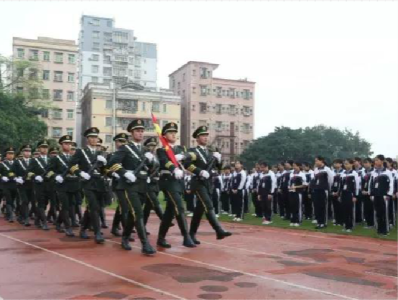 宝安最帅国旗护卫队惊艳亮相， 获现场三千师生齐点赞
