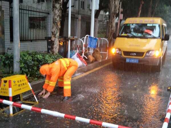 300余名防洪排涝人员与狂风暴雨作伴