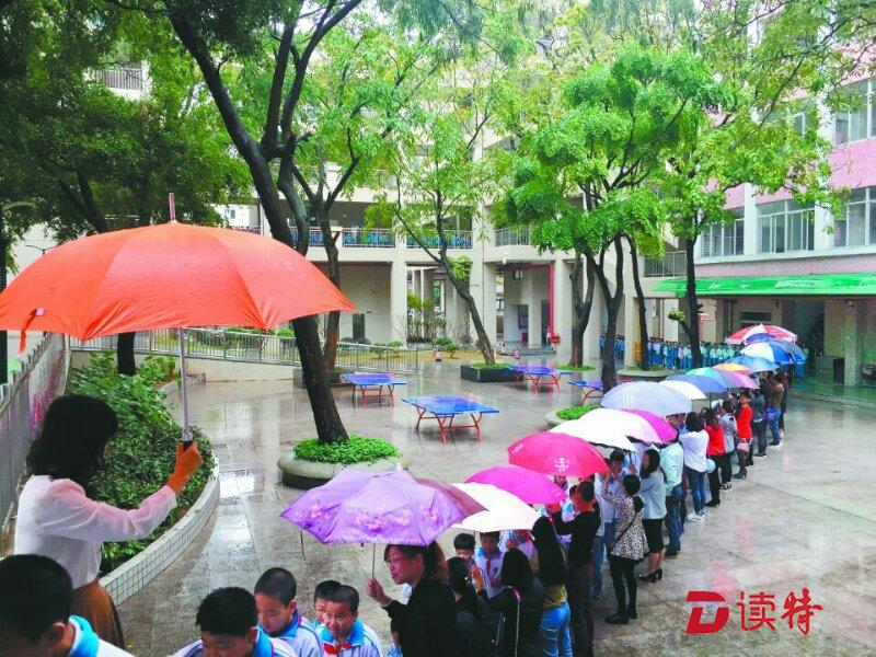 有爱！东莞厚街家长筑“伞廊”为学生挡雨