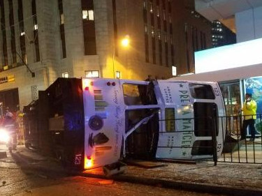 香港电车出轨致14人伤：司机涉危险驾驶