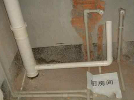 业主私改排污管 社区要求马上整改