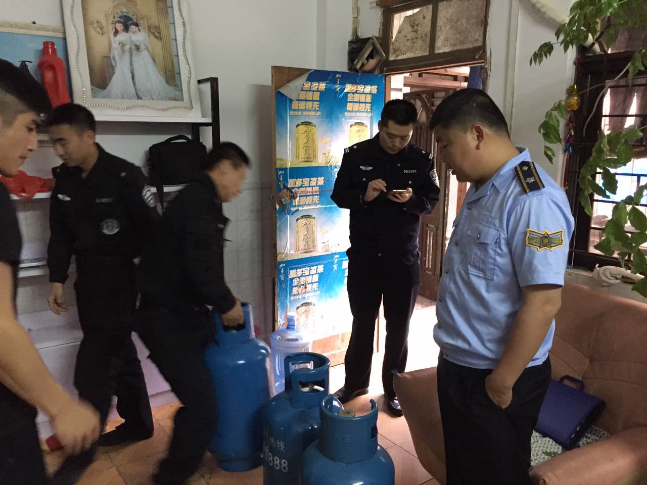 园山街道：查扣出租屋隐匿黑煤气23瓶