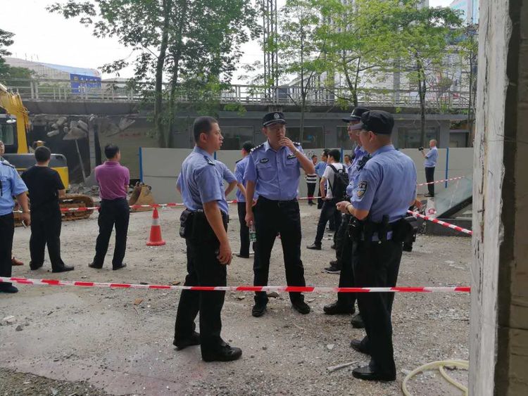 桂园街道铁拳出击  全面拆除铁路桥下违法建筑