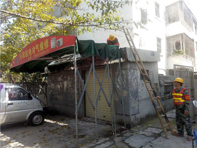 龙岗街提升市容动真格 拆除794宗伸缩雨棚