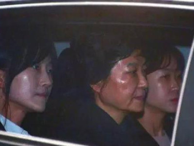 朴槿惠被批捕并关押已经一整天 她经历了什么？