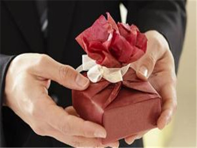 给老师送礼成难题，超五成家长认为至少没坏处