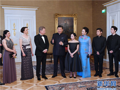 习近平同芬兰总统尼尼斯托共同会见中芬冰雪运动员代表