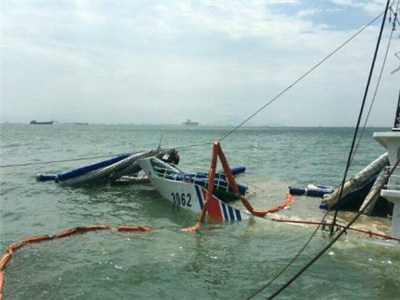 广州港水域两船触碰致一船翻沉 落水人员全获救