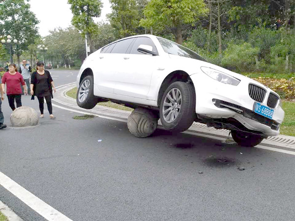 嘭！宝马车一下骑上了“球墩”