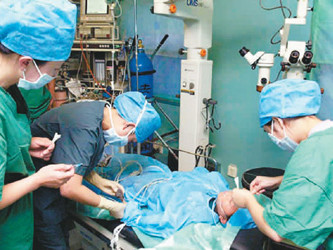 免费医治18万人 港“健康快车”为内地送光明 