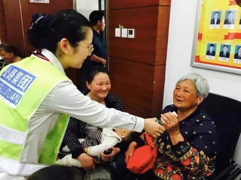 疏散乘客在四桥高速栖霞收费站得到了妥善安置，收费站向乘客提供了饮水、食物等一系列便民服务。