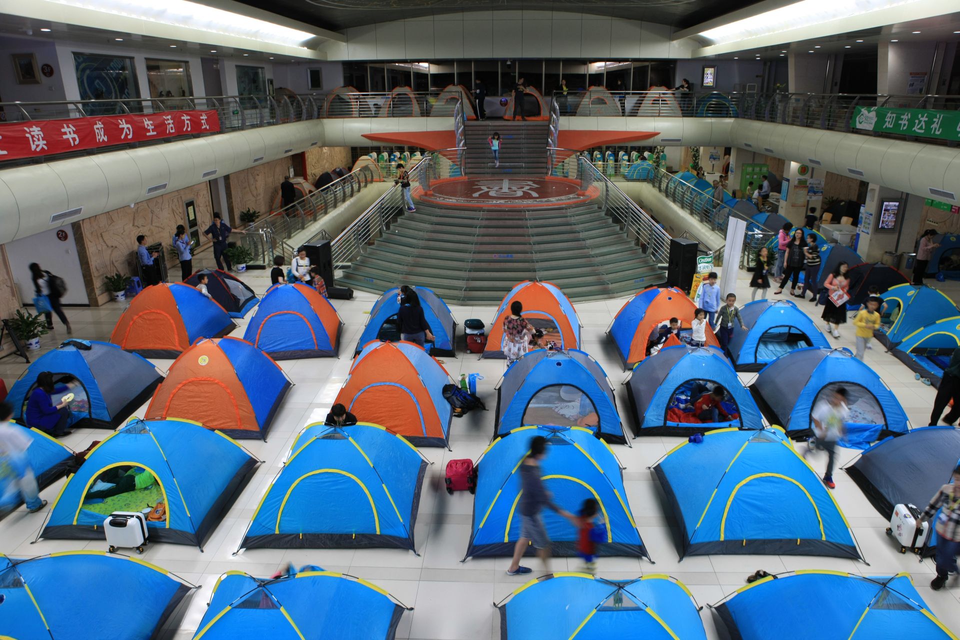 132个小读者家庭在图书馆“露营”，小帐篷过夜享受奇妙阅读夜