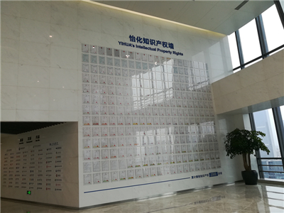 这面墙挂满了专利证书  他说这墙是整个深圳的