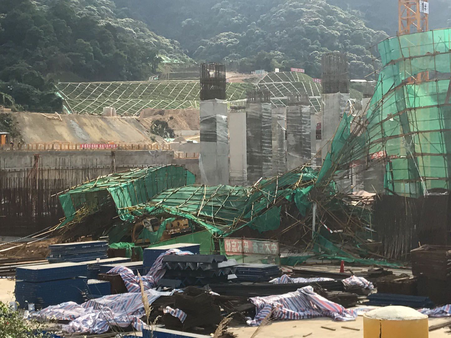 盐田一在建地铁站工地倒塌 1人亡3人伤