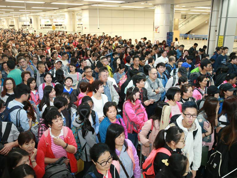 香港复活节假期首日 人潮井喷“挤爆”深圳各口岸