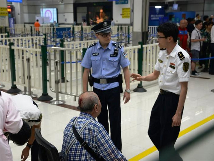 香港老人突然摔倒在过境大厅…… 