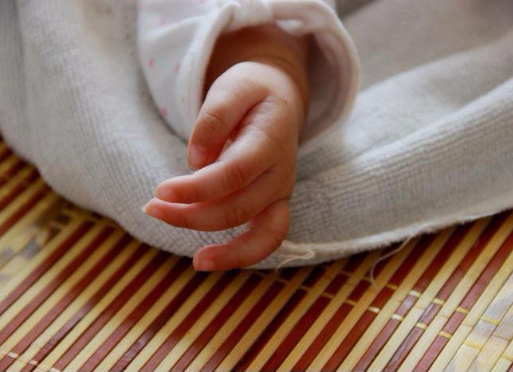 抚养弃婴七年后亲生父母找上门 法院判养父归还