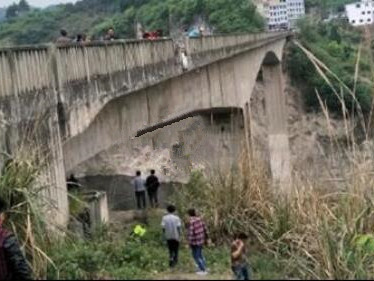 贵州一客车翻车坠河 已造成10人死亡