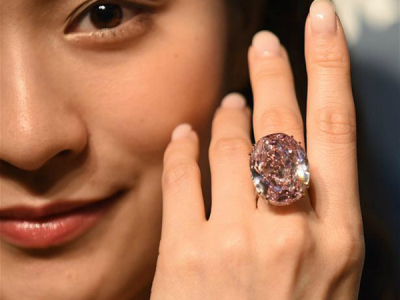 “粉红之星”以5.53亿港元成交 刷新全球钻石拍卖纪录