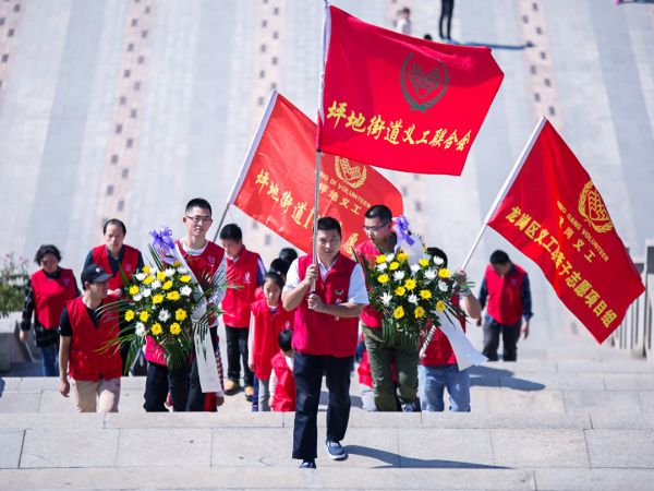 坪地志愿者清明祭扫龙岗人民革命烈士