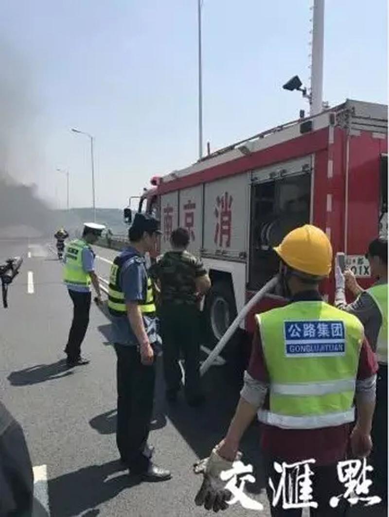 路政、交警及排障等单位人员先后到达现场，第一时间对大客车乘客进行疏散，并立即展开初期灭火处置工作。