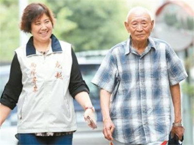 97岁台湾老兵今天回四川：我要用脚走回家