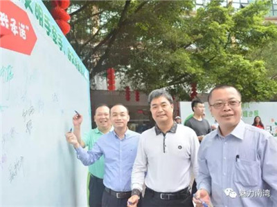 接地气！南湾街道领导穿上红马甲当起清洁工