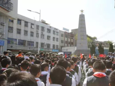 宝安区上千群众瞻仰黄田烈士纪念碑
