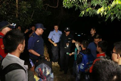 27名师生排牙山迷路被困 大鹏警方6小时成功救援