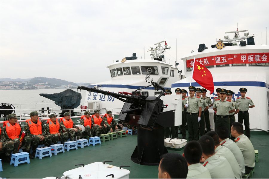 武警廣東邊防汕頭支隊在甲板上軍歌嘹亮