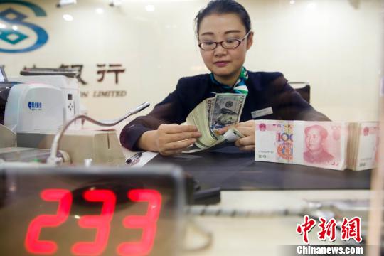 山西太原，银行工作人员正在清点货币。　张云 摄