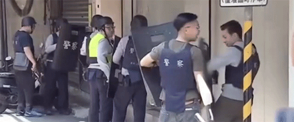 台湾新北街头爆发警匪枪战，嫌犯与警方对峙3小时后投降