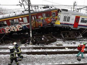 俄罗斯两火车相撞 50人伤