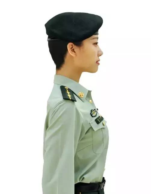 右侧脱帽不便放置时,以帽徽衬板底端为基准,将帽两侧向内折叠为三折