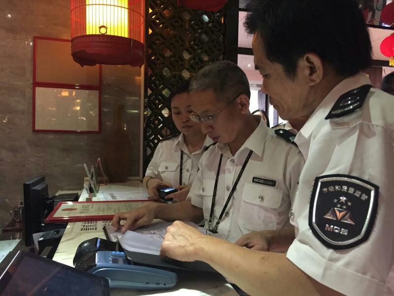 人大代表和市民一起抽查餐馆！查出了啥问题？