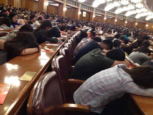 开会迟到、打瞌睡、玩手机 贵州17名干部被通报约谈