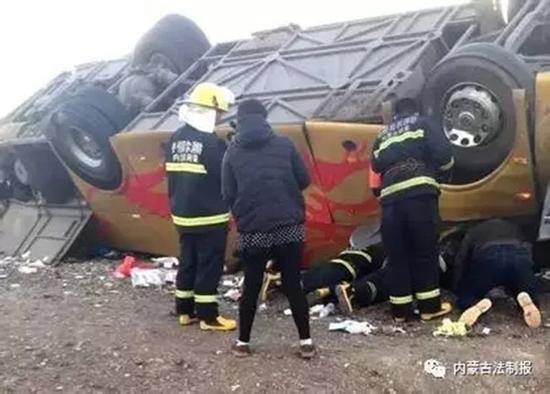 内蒙古致12死交通事故原因初步查明:肇事轿车争道抢行