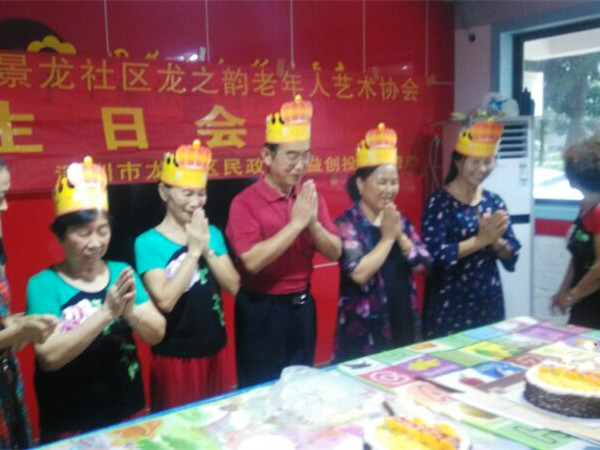 “深漂老人”住院竟有这么多“陪护” 看了心里暖暖的