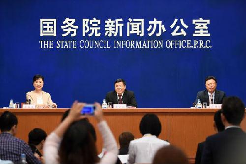 5月12日，国务院新闻办公室在北京举行吹风会，请财政部副部长朱光耀（右二）、商务部副部长俞建华（右一）介绍中美全面经济对话框架下经济合作百日计划早期收获相关情况，并答记者问。（新华社发）