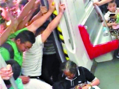 70多岁老人卡进地铁站台 乘客推动百吨车厢救人